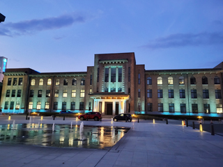 ブルーにライトアップされた県庁別館の写真