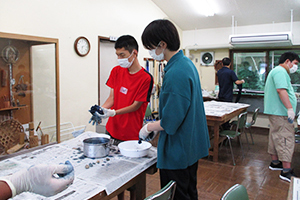藍染め体験の様子